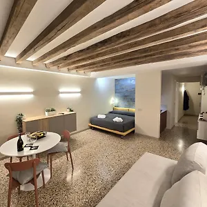 https://cozy-studio-with-canal-view.hotelslidodijesolo.com